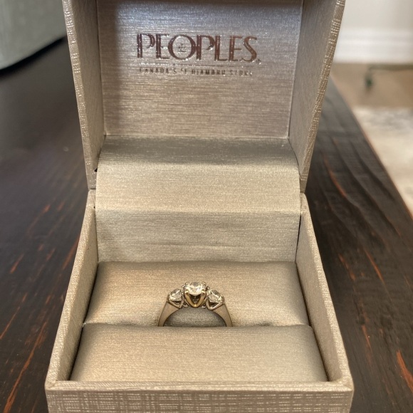 Elegant White Gold Diamond Ring - Picture 5 of 10